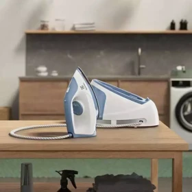 Parna stanica Electrolux E5ST1-2DB  snaga 2400W/keramička ploča/rezervoar 1.2l